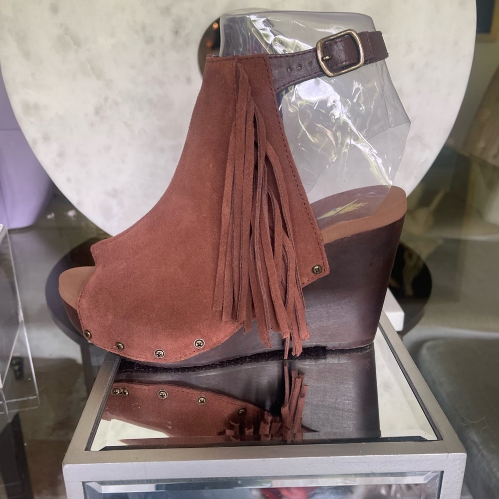 Wedges with fringe BNWOT …size 8